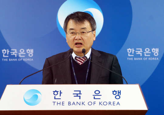 박승환 한국은행 금융통계부장이 2일 오전 한국은행 기자실에서 '2015년 10월 국제수지'에 대해 설명하고 있다. 이날 발표한 잠정치에 따르면 10월 경상수지 흑자는 89억6천만 달러로 2012년 3월부터 44개월째 계속되면서 최장 흑자기록을 매달 경신하고 있다.